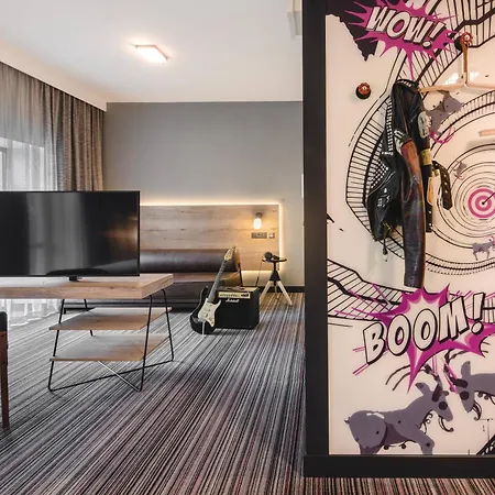 Moxy Airport 3*