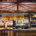 Moxy Airport Отель Познань