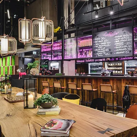 Moxy Airport מלון 3*