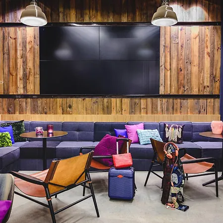 Moxy Airport ホテル 3*